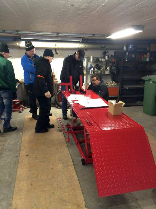 Nostopöydän käyttöönottotalkoot.