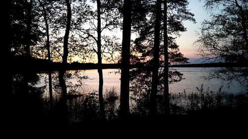 Auringonlasku mökin terassilta.