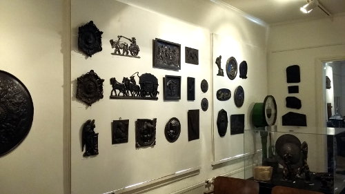 Taidevaluja museo seinillä.