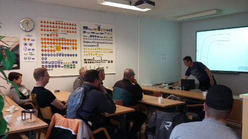 Moottoripyöräilyn teoriaa käytiin läpi esimerkein.