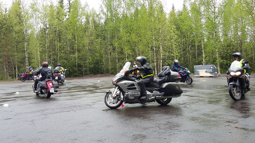 Kasikko opettaa hallitsemaan pyörää hitaassa vauhdissa muun liikenteeseen seassa.