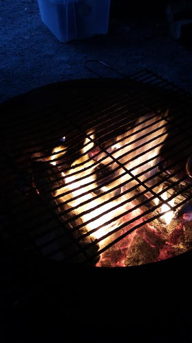 Saunan ja paljun jälkeen makkara maistui iltanuotiolla.