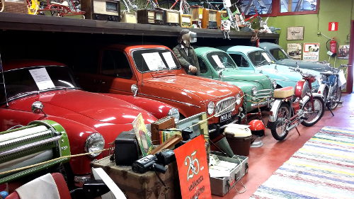 Pieni osa museon autovalikoimasta.