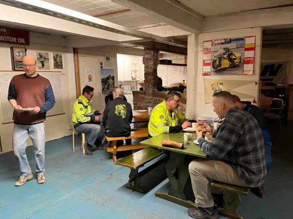 Talkoiden jälkeen paikallisen pitserian pitsat maistuivat.