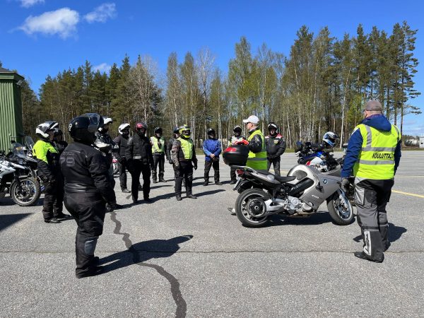 Moottoripyörän kääntymisen teoriaa.